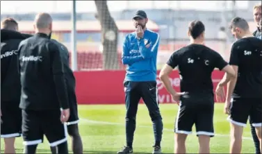  ??  ?? PARTIDO DECISIVO. Pablo Machín y sus chicos se la juegan esta tarde en Huesca.