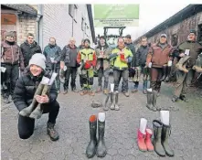  ?? ?? Anne Wieden und ihre Kollegen verteilten gefüllte Stiefel an die Parteien, die in Berlin die Ampelkoali­tion bilden. Aber auch bei der CDU legten die Landwirte eine Übergabe-Pause ein.