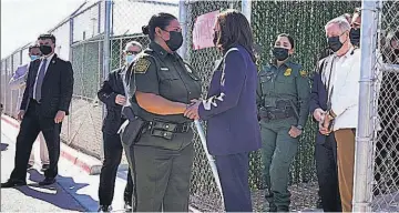  ??  ?? Visita. En su viaje, Kamala Harris visitó un puerto de entrada donde llegan solicitant­es de asilo.