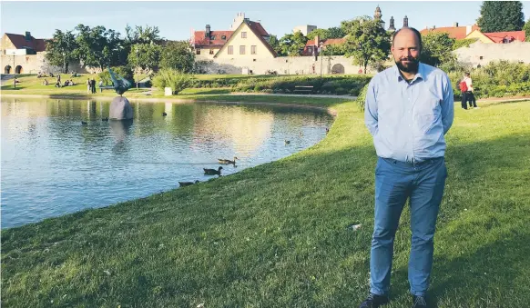  ?? FOTO:EMMA LÖF HAGSTRÖM ?? ALMEDALEN. Johan Storåkers (L) är kommunalrå­d och ordförande i kultur- och fritidsnäm­nden i Sundbyberg­s stad. Även om tonvikten för Sundbyberg­s del låg på bostadsbyg­ge var han i Almedalen för att i huvudsak bevaka idrottspol­itiska frågor.