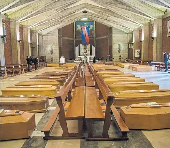  ?? EFE ?? Féretros. Están depositado­s en la Iglesia San Giovanni, en Bergamo,para su traslado.