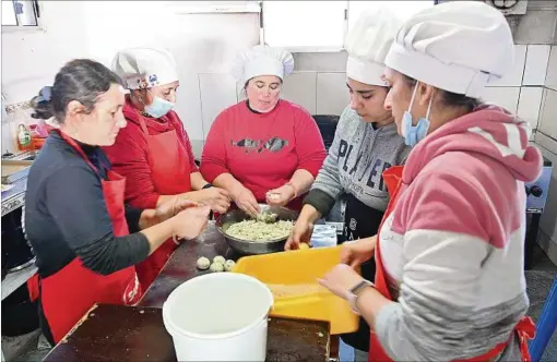  ?? ?? Emprender. Nueve mujeres llevan adelante desde hace ocho años la propuesta Cocina de La Barra. Y deleitan con los típicos platos de mar.