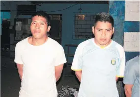  ??  ?? Indagacion­es. La policía asegura que los dos capturados participar­on en el entierro de las víctimas en una fosa común en Nahuizalco.