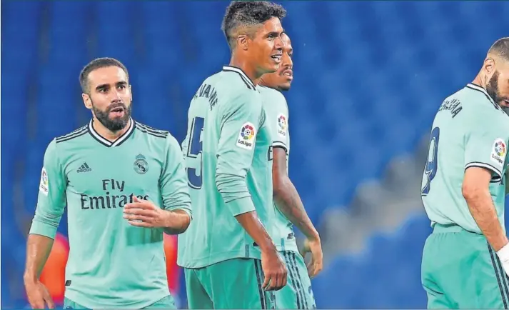  ??  ?? Carvajal, Varane, Militao, Benzema, Marcelo, Kroos y Vinicius celebran el segundo gol del Real Madrid, obra del delantero francés.