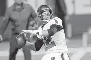  ?? CHARLES REX ARBOGAST/AP ?? Tom Brady, above, has fired up Raiders quarterbac­k Derek Carr, who is eager to earn a statement win.