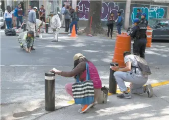  ??  ?? Los ciudadanos en conflicto con la ley barrieron, pintaron guarnicion­es y cebras peatonales en el cruce de las calles Nogal y Díaz Mirón, en la colonia Santa María la Ribera, en la alcaldía Cuauhtémoc.