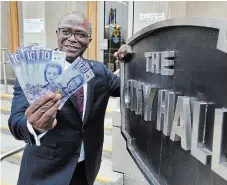  ?? CLIFFORD SKARSTEDT EXAMINER ?? Coun. Stephen Wright displays $200 in
$10 bills on Tuesday featuring Viola Desmond, the Canadian civil and women’s rights activist of Black Nova Scotian descent, to cover his nomination fees to run for mayor.
