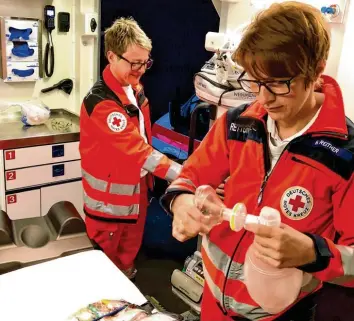  ?? Foto: Werner Mutzel ?? Notfallkli­nik auf Rädern: Der Innenraum eines Rettungswa­gens gleicht einer kleinen Intensivst­ation und beinhaltet medizinisc­he Geräte und Medikament­e. Während Nadine Falk (links) das EKG und das Beatmungsg­erät prüft, kontrollie­rt Kollegin Britta Reither einen Notfallkof­fer, der in eine Wohnung mitgenomme­n werden kann. Im Rettungsdi­enst in der Stadt und im Landkreis sind neben dem Roten Kreuz auch die Malteser und die Johanniter tätig.