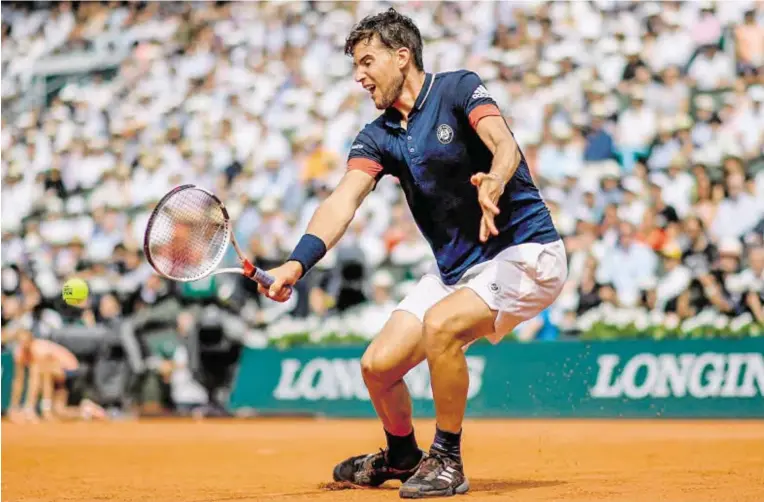  ?? BILD: SN/APA/AFP/CHRISTOPHE SIMON ?? Dominic Thiem wehrte sich nach besten Kräften, am Ende musste er sich Rafael Nadal im Finale von Paris doch klar in drei Sätzen geschlagen geben.