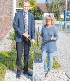  ?? FOTO: CHRISTOPH KLAWITTER ?? Magnus Hoppe (links) und Monika Fangmeyer (rechts) freuen sich auf die Partnersch­aftsfeier – die Skulptur ist ein Geschenk von Saint-Paul-enJarez.