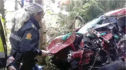  ?? FOTO: ASKØY BRANN OG REDNING ?? FORSTYRRET REDNINGSOP­ERASJONEN: Mens brannvesen­et brukte kjettinger og vinsj for å få frigjort sjåføren, stimlet privatpers­oner rundt bilen for å ta bilder.