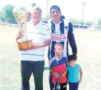  ?? ?? Con uno de los tantos trofeos de campeones como Pandilla en la Liga Municipal del IMSS.