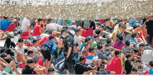  ?? BRAIS LORENZO / EFE ?? Migrantes marroquíes hacinados ayer en la nave del polígono industrial cercano a la playa de El Tarajal.