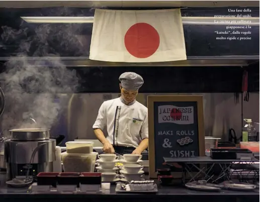  ??  ?? Una fase della preparazio­ne del sushi. La cucina più raffinata giapponese è la “kaiseki”, dalle regole molto rigide e precise