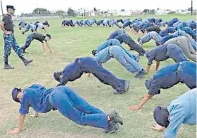  ??  ?? Entrenamie­nto. Una imagen de la Escuela de Cadetes de La Rioja.