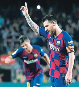  ?? FOTO: AFP ?? La mano en alto en señal de triunfo: Lionel Messi hizo el 4-0 ayer.