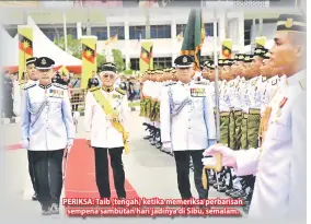  ??  ?? PERIKSA: Taib (tengah) ketika memeriksa perbarisan sempena sambutan hari jadinya di Sibu, semalam.