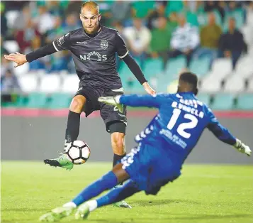  ??  ?? Imparável, Bas Dost não perdoa e fecha o marcador, superando Bruno Varela