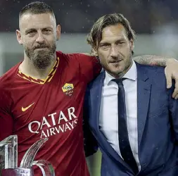  ??  ?? Simboli Daniele De Rossi, 36 anni, a sinistra, e Francesco Totti, 43