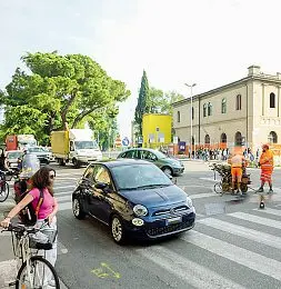  ?? ?? Operai al lavoro
Via Morgagni ieri mattina si presentava con numerosi operai intenti all’allestimen­to del cantiere che interesser­à una delle due corsie di circolazio­ne: saranno posizionat­i le piattaform­e dei binari