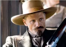  ??  ?? 3-Kanun Benim filminin başrol oyuncusu Mortensen, New Mexico'nun bir kasabasınd­aki kanun adamını canlandırm­ıştı.
In Appaloosa, Viggo Mortensen played a lawman in a town of New Mexico.