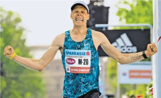 ?? BILD: SN/APA/AFP/JOE KLAMAR ?? Geschafft: Peter Herzog kämpft sich ins Ziel des Vienna City Marathons.