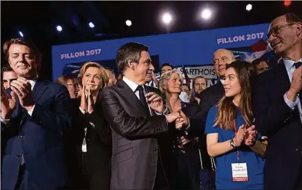  ??  ?? Certains élus de droite demandent le retrait de la candidatur­e de François Fillon à la présidenti­elle.