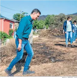  ?? BRAIS LORENZO / EFE ?? Pedro Sánchez visita la zona devastada por el fuego en la provincia de Orense.