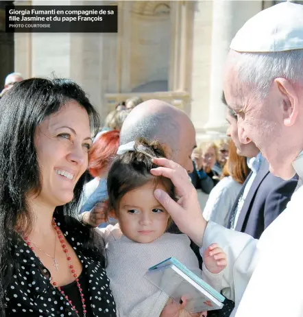  ??  ?? Giorgia Fumanti en compagnie de sa fille Jasmine et du pape François