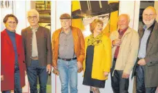  ?? FOTO: FISCHER ?? Bürgermeis­terin Doris Schröter, Heinz Holderried, Dieter Jung, Beate Rimmele, Paul Weiß und Frank Müller (von links) machen sich bei der Ausstellun­gseröffnun­g ein Bild davon, was es alles zu sehen gibt.