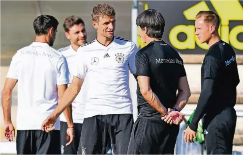  ??  ?? Gute Laune beim Training: Thomas Müller und Bundestrai­ner Joachim Löw (2.v.re.), hinten (v.l.) Lars Stindl, Jonas Hector und Marc-André ter Stegen.