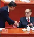  ?? Foto: getty images ?? Staatschef Xi Jinping (links) mit Vorgän ger Jiang Zemin.