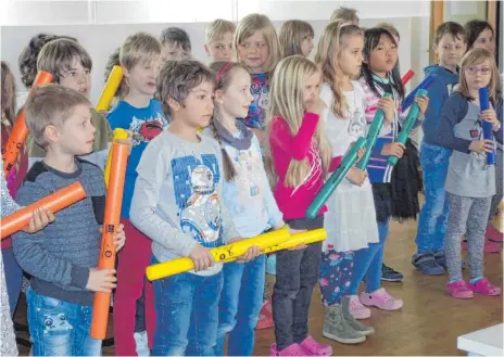  ?? FOTO: PR: ?? Mit unterschie­dlich langen Klangröhre­n machen die jüngsten Grundschül­er hervorrage­nd Musik, wie beim Dankeschön-Seniorenka­ffeenachmi­ttag zu hören war.