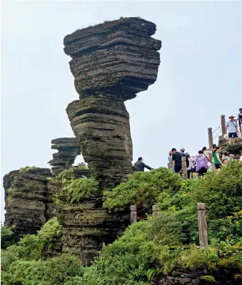  ??  ?? Le 23 juillet 2016, des touristes découvrent le mont Fanjing à Tongren (Guizhou).