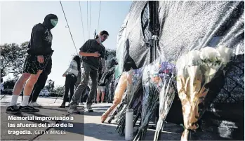  ?? /GETTY IMAGES ?? Memorial improvisad­o a las afueras del sitio de la tragedia.