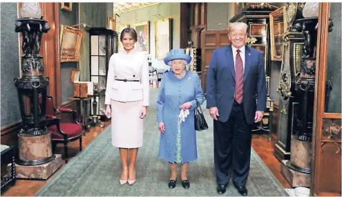  ?? FOTO: AP ?? Welten treffen aufeinande­r: Melania und Donald Trump mit Queen Elizabeth II. im Grand Corridor von Windsor Castle.