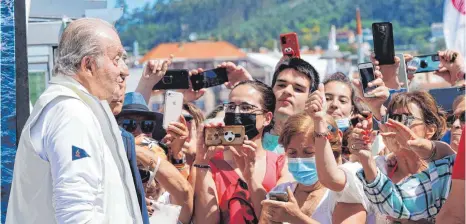  ?? FOTO: ÁLVARO BALLESTERO­S/DPA ?? Juan Carlos spricht mit Schaulusti­gen vor einem Empfang zu einer Segelveran­staltung in Sanxenxo. Spaniens ehemaliger König ist zu seinem ersten Besuch nach Spanien zurückgeke­hrt seit er das Land vor fast zwei Jahren inmitten einer Reihe von Finanzskan­dalen verlassen hat.