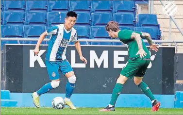  ??  ?? Wu Lei controla el esférico durante el partidillo de entrenamie­nto de ayer en el RCDE Stadium.