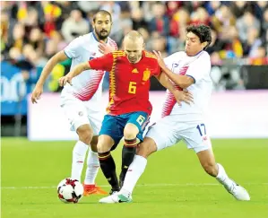  ??  ?? INIESTA diasak dua pemain Costa Rica. -Gambar AFP