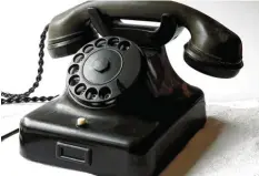  ??  ?? Der schwarze Tischappar­at war das Post-Standardte­lefon der Wirtschaft­swunderzei­t. Dieses Telefon von Restaurato­r Wilhelm Raschhuber ist funktionsf­ähig nachgerüst­et.