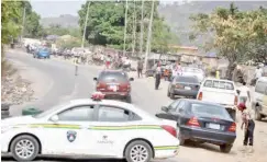  ??  ?? Security agents restrict access during the enforcemen­t of COVID19 lockdown