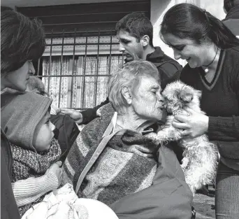  ??  ?? Pese al mal momento, la damnificad­a se mostró aliviada al reencontra­rse con su mascota.