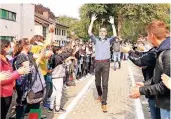  ?? FOTO: GS ?? Schüler und Lehrer bildeten auf dem Schulhof ein Spalier, um sich von Dirk Timmermann zu verabschie­den.