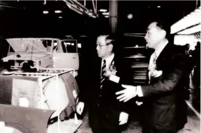  ?? YANG CHI-HSIEN/ASSOCIATED PRESS/FILE ?? Mr. Toyoda (left), then chairman of Toyota, at a Taiwan-Toyota joint venture plant in 1988.