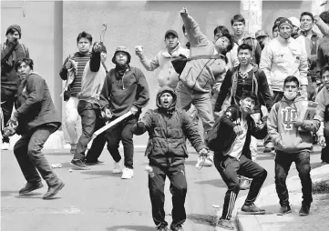  ??  ?? Coca growers from Yungas clash with riot policemen in La Paz, Bolivia. — Reuters photo