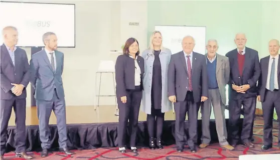  ?? GOBIERNO DE SANTA FE ?? Equipo. De izq.a der., Leonardo Nicolini, (CEPREB); Guido Boggiano y Mónica Alvarado, (Municipali­dad de Rosario); Verónica Geese y Miguel Lifschitz, (Gobierno de Santa Fe); Gustavo Perrone, (Semtur); Alberto Garibaldi, (ALG Consultore­s); y Luis Zubizarret­a, (Carbio).