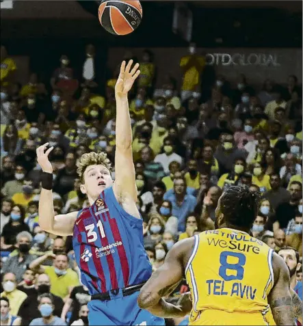  ?? FOTO: EFE ?? Rokas Jokubaitis lanza a canasta ante Jalen Reynolds en el partido del jueves en pista del Maccabi Tel Aviv