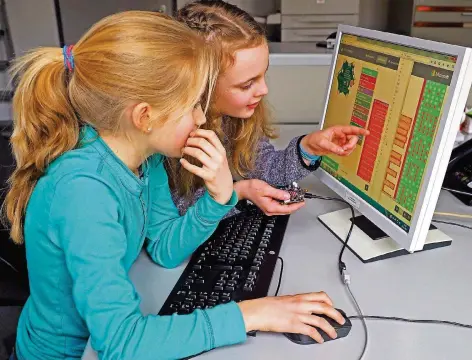  ?? FOTO: REINHARDT ?? Die beiden Viertkläss­lerinnen Paula Raisig (10, links) und Mia-Martha Brenner (9) programmie­ren den Mini-Computer Calliope. Das Programm wird über einen Editor auf einem Computer mit Internetan­schluss geschriebe­n. Daraus wird eine Datei erzeugt, die...