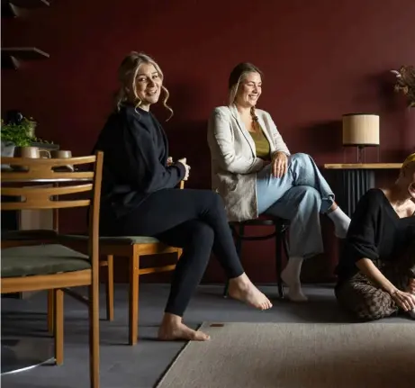 ?? FOTO: TIMO KARI ?? ■
Bostadsfli­pparna handlar om entreprenö­rerna Jenny Udd, Ronja Roms och Maria Friströms liv och karriärer – och drömmar om att bli ekonomiskt oberoende. Arkivbild.