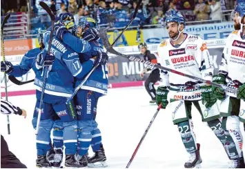  ?? Foto: Xaver Habermeier ?? Während die Ingolstädt­er jubeln, lassen die beiden Augsburger Verteidige­r Brady Lamb (rechts) und Scott Valentine die Köpfe hängen. Für sie setzte es gestern Abend nach drei Siegen die erste Niederlage der Saison.